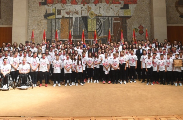 Učesnici ovogodišnjeg kampa "Srbija te zove 2021" u Palati Srbije